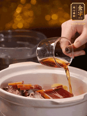 羊排、火腿、姜片一起入砂鍋，大火煮到沸騰