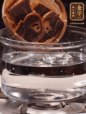 火腿蹄片，冷水下鍋，加蔥姜、料酒焯水