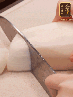 蘿卜削皮，切成滾刀塊