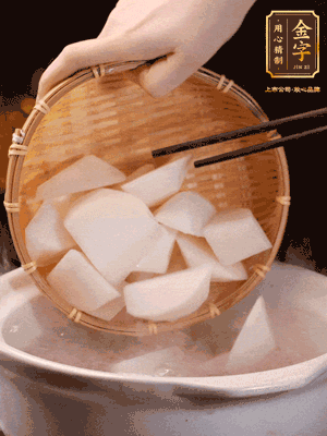 大火煮開后，轉中小火燉40分鐘，挑出蔥結，再下蘿卜燉20分鐘