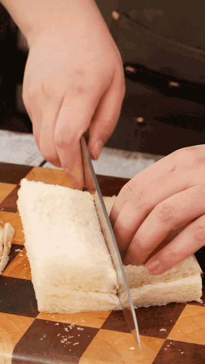 土司改刀去邊，切成適當(dāng)大小