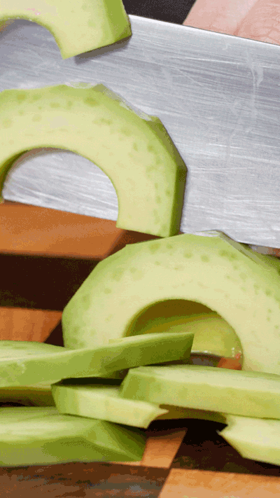 土司表面涂抹橄欖油，烤箱180°烤6 分鐘