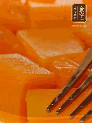 南瓜去皮，一半切塊備用，一半切塊蒸熟，碾成泥