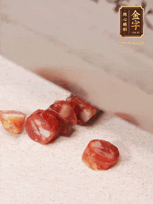 金字香腸切成圓片，姜切絲