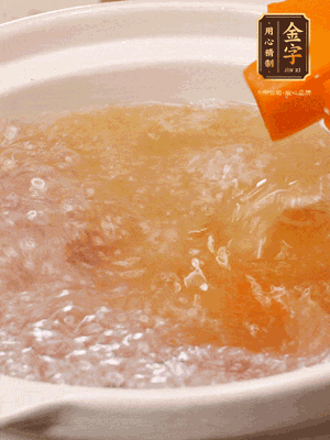 倒入開水、南瓜塊、南瓜泥中火煮5分鐘