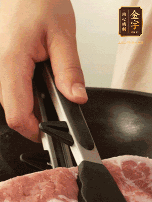 大塊五花肉皮面朝下，烙2-3分鐘