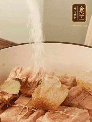 加水沒(méi)過(guò)，大火煮開(kāi)轉(zhuǎn)小火慢燉2小時(shí)，煮到收汁