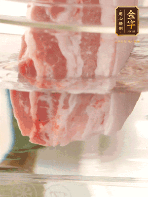 大塊豬五花冷水下鍋，蔥、姜、花雕酒焯水