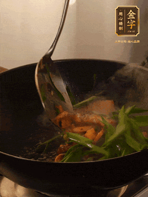 黃豆醬、鹽、糖調(diào)味，淋一圈花雕酒，蒜白先下，蒜葉后下