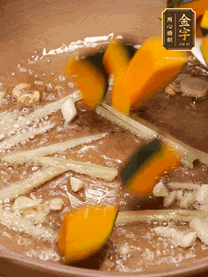 砂鍋倒一層底油，蒜粒、姜絲炒香后，再下南瓜翻炒30秒