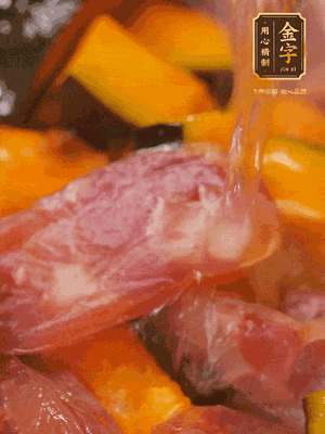 下香腸，倒沒(méi)過(guò)南瓜的水，加1/2勺鹽、1/2勺白糖、1勺蠔油燜8分鐘