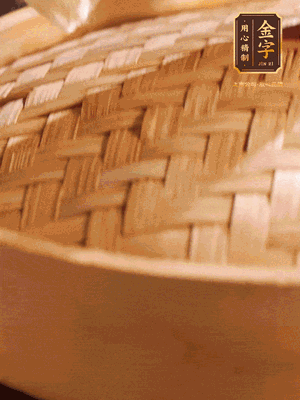 將香腸、醬油肉、臘肉放入蒸容蒸20分鐘