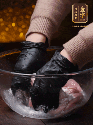 豬肚放入面粉、鹽、白酒，反復(fù)揉搓（重復(fù)3遍），洗掉表面的黏液。再把豬肚翻過來，剪去油脂，一樣反復(fù)揉搓干凈