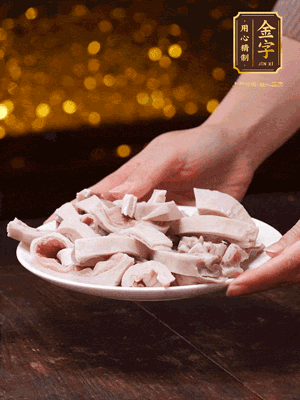 豬肚冷水下鍋，姜蔥料酒去腥，水開煮5分鐘，撈出，切小塊。