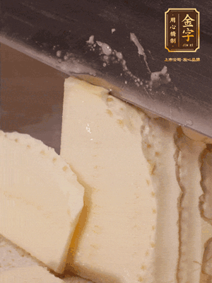 冬筍去殼切片，水開后煮2分鐘焯水
