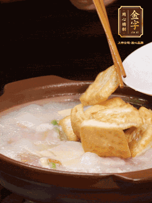 倒入開水大火煮開，轉(zhuǎn)中小火放咸肉，放一點(diǎn)點(diǎn)糖、味精慢燉10分鐘
