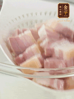 金字淡咸肉、排骨分別加料酒、蔥、姜冷水下鍋焯水，水開撇去浮沫撈出。