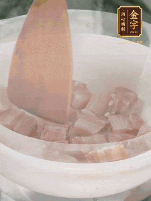 砂鍋內(nèi)咸肉微微煸出香味，再倒入開水。放排骨滾開后轉(zhuǎn)中小火篤30分鐘。（水盡量一次加足，以免中途加水沖淡鮮味。這一步是湯底濃白的關鍵）