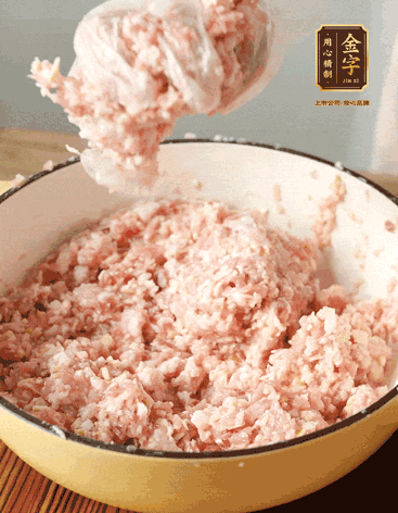 肉丁、咸肉丁、一丟丟鹽、料酒拌勻，反復(fù)摔打上勁。接著加入1兩蔥姜水，反復(fù)拌勻摔打上勁。前后共加3遍。3遍后筍丁，接著反復(fù)摔打上勁。最后加入1個(gè)蛋清、3茶匙生粉拌勻摔打上勁