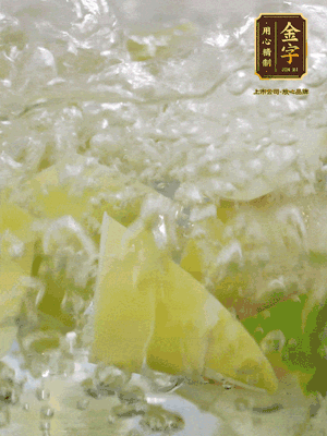 春筍沿著外皮豎著淺劃一刀，剝下外殼，切掉尾部的老根，切滾刀塊。簡單焯水去澀味。