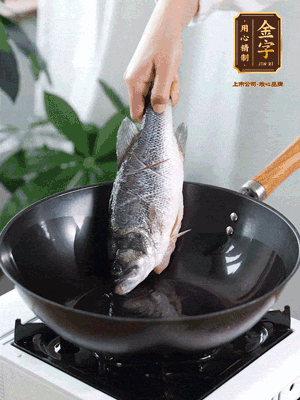 熱油，加1大勺豬油、姜片，再下鱸魚，煎至定型后翻面。（加點豬油，燉出的魚湯更容易變?yōu)榍逅哪贪咨?。?>
					</div>
					<span>步驟 3/6</span>
					<p>熱油，加1大勺豬油、姜片，再下鱸魚，煎至定型后翻面。（加點豬油，燉出的魚湯更容易變?yōu)榍逅哪贪咨＃?/p>
				</li><li>
					<div   id=