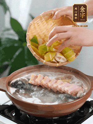 倒開水燉煮后轉(zhuǎn)移入砂鍋，淋料酒去腥、加少許鹽調(diào)味，再依次加咸肉、春筍燉煮15分鐘。