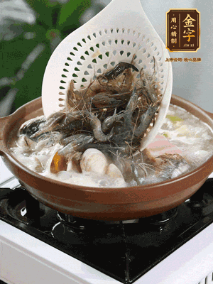 最后加一把蛤蜊、一把河蝦燜2分鐘，放一點白胡椒粉調(diào)味，撒上蔥花點綴！