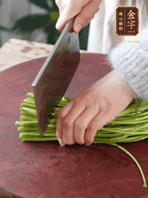 正嫩的藜蒿，掐頭去除根部，切小段