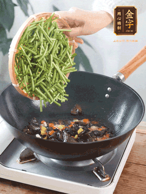 熱油煸香蒜末、姜粒、小米辣，再下臘肉煸炒出香味