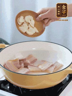 熱油下咸肉煸出香味，加蒜片、毛豆翻炒均勻