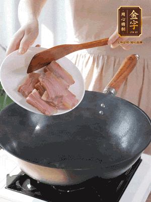 豬油熱鍋，下咸肉煸香，再下蔥姜提鮮