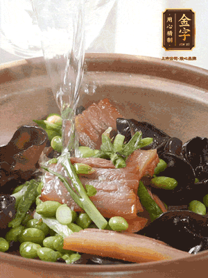 轉(zhuǎn)入砂鍋，加入開(kāi)水、百葉結(jié)燉煮10分鐘