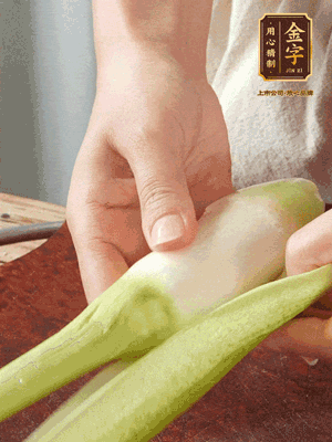 茭白去皮切絲，下鍋稍稍汆燙一下瀝干。