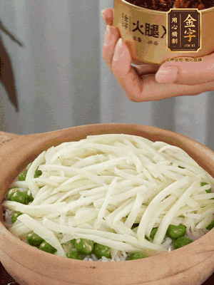 到水微干，放上豌豆、茭白絲。
