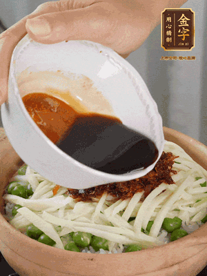 繼續(xù)小火燜3分鐘，淋上XO醬攪拌均勻。
