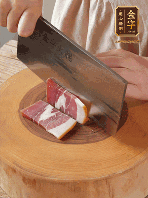 金字火腿切片，溫水浸泡5分鐘。