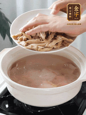 再下筍干段，加水、少許黃酒中火燉煮15分鐘。