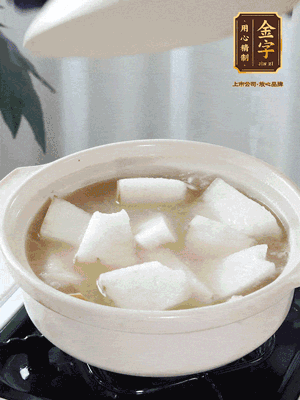 最后下冬瓜繼續(xù)燉煮10分鐘，撒上蔥花點(diǎn)綴。