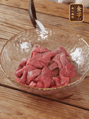 牛肉切丁，加黑胡椒海鹽、橄欖油腌10分鐘