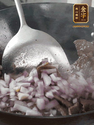 橄欖油熱鍋，牛肉丁炒至焦香狀態(tài)，下洋蔥丁翻炒出香味