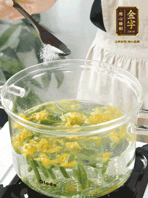 水開(kāi)后，加鹽、黃瓜花焯水30秒