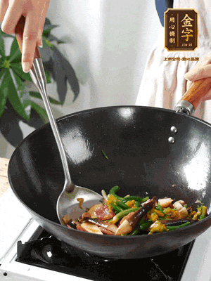 煸香蒜末，下香腸翻炒均勻，再依次下雞縱菌、黃瓜花