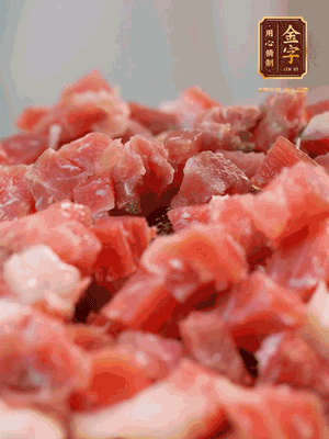 做月餅餡 火腿切成小丁，溫水浸泡5分鐘，上鍋蒸熟15-20分鐘，再將火腿丁、白砂糖、蜂蜜攪拌腌漬2小時
