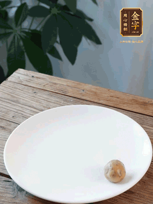 做水油皮、油酥 將油皮材料放入料盆中，加100ml水攪拌成雪花片狀。在案板上反復(fù)揉搓成有一定筋度的光潔面團，搓成14個團子。
