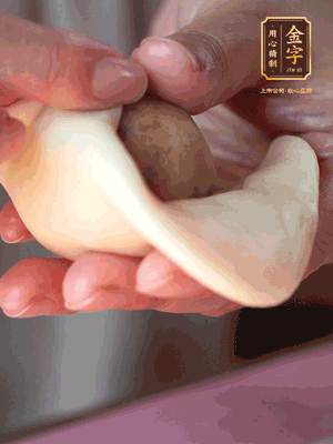 包月餅 面劑兩頭向中間捏緊， 光滑一面向下