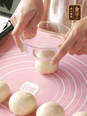 按扁后搟成圓形面皮。餡料放在面皮中心，把餡料包緊，捏緊收口