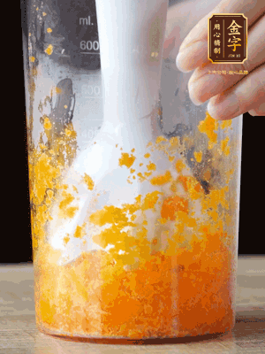 加玉米油、水怡、水揉搓成細(xì)膩的面團。松弛半小時后，分成37g一個