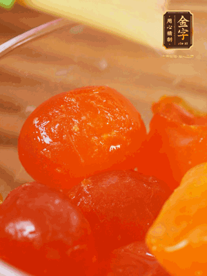 咸蛋黃噴白酒，170℃烤10分鐘。打碎過篩