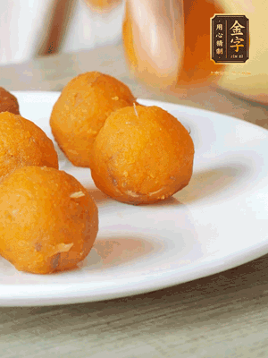 融化的黃油、芝士粉攪勻，加糖粉、蛋液、淡奶油、咸蛋黃攪勻，再加入玉米淀粉、奶粉拌勻，用不粘鍋炒至抱團