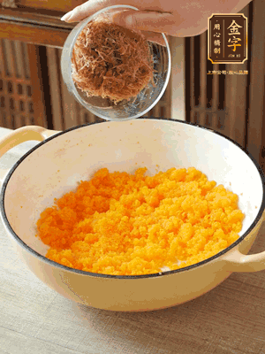 加火腿絲拌均，分成37g一個餡料，冷凍30分鐘